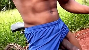 Fui hustler meio do mato ficar peladão e acabei gozando de tanto tesão (completo no red)