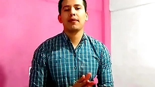 Barbero le dio sexo oral a cliente groom verga grande en su salon. le lleno la boca de leche