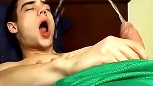 Attractive jock zack randall pees and cums on his ennuyant body