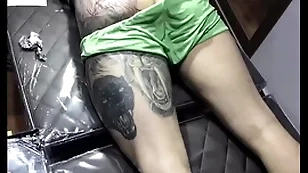 Tatuagem na bunda do lutador de mma allan guerra gomes