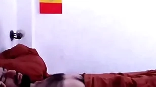 Despertando a mi macho peludo curry una linda mamada, aprovechando su erección matutina.