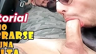 Chico gay paga una multa con una buena mamada - gendarme se la deja chupar en el auto - le hacen un buena chupada de pija en el auto a gendarmen - seduce al gendarme tocandole el bulto hasta calentarlo