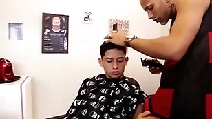 Barbeiro meteu no meu cú com gel de cabelo
