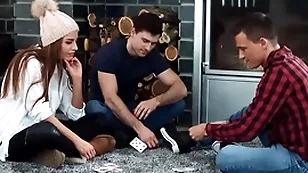 Bi dudes fuck Lilliputian slut in trio in doggystyle