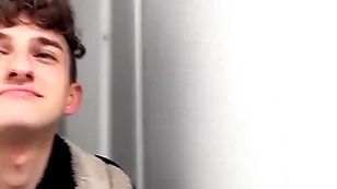 Slim dude doesn't chastise much to get convinved to get fucked by a marketable guy he merely met - bigstr